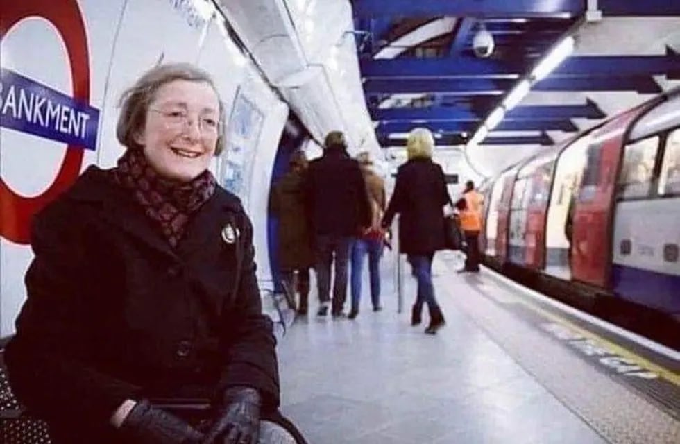 Margaret McCollun visita la estación de metro Embankment todos los días para escuchar y recordar a su difunto esposo, Oswald, quien grabó el anuncio "Mind the Gap" en 1950.
