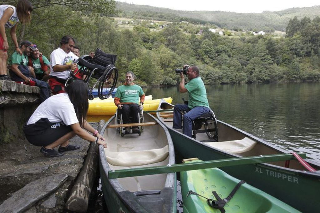 GRA343. OVIEDO, 18/09/2013.- Discapacitados en silla de ruedas navegan en canoa por el río Navia durante una iniciativa programada por la Sociedad regional de de Turismo de Asturias para promocionar el Principado como destino turístico para los discapacitados. Asturias es uno de los lugares de España con mayores atractivos para el turismo accesible, según ha dicho a Efe el presidente de la Asociación para la Promoción del Turismo Adaptado Asturiano (APTAA), Nacho Robles, que ha destacado el "gran número de deportes adaptados" que ofrece la región tales como vela, piragüismo, baloncesto, tiro con arco, baloncesto en silla de ruedas, bicicleta adaptada, tenis de mesa y esgrima que conforman la propuesta que incorpora el deporte de competición a las opciones de aventura y naturaleza. EFE/ Armando Álvarez españa oviedo  españa programa turismo para discapacitados motrices navegacion discapacitados rio navia