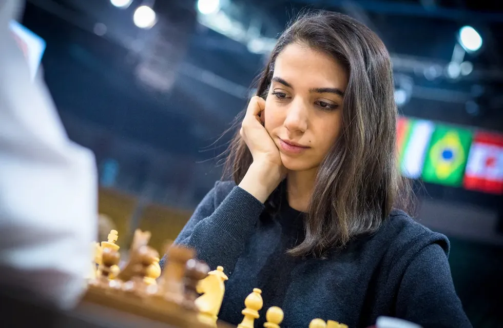 La ajedrecista iraní, Sara Khadem, compite sin usar el velo en el Mundial de Kazajistán.