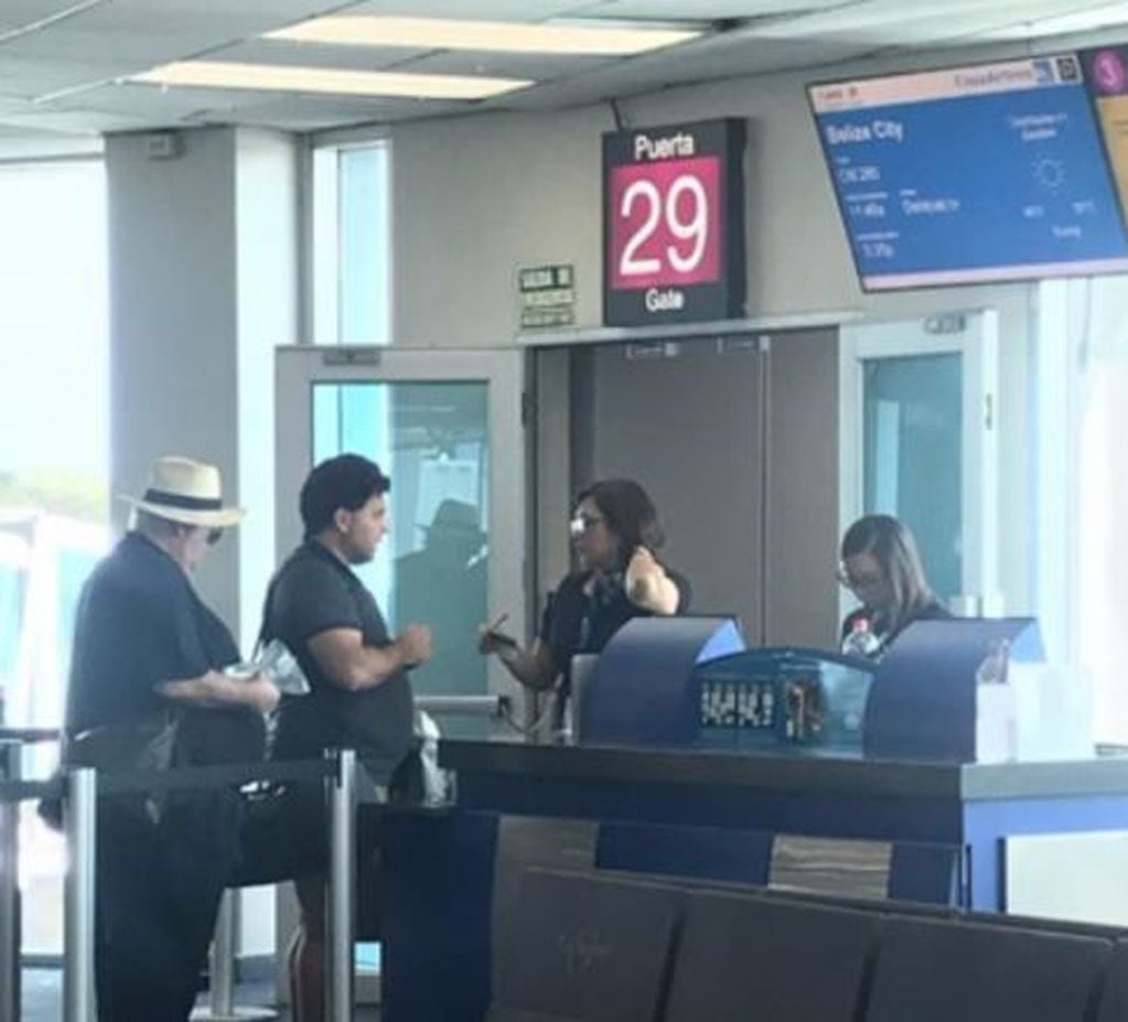 Alberto Samid en el aeropuerto (Foto: Twitter/Soytubusca)
