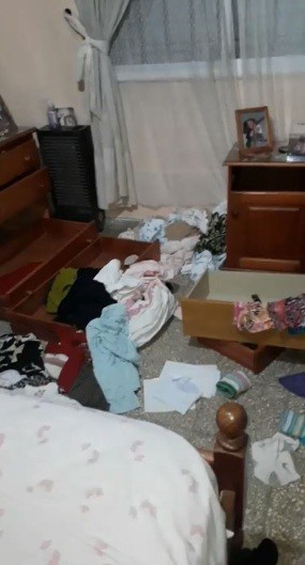 Así quedó el dormitorio tras el robo. (Flash 24)