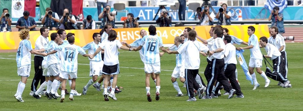 Argentina obtiene por primera vez la medalla de Oro olímpica en fúbol. Luis María Bonini fue parte del cuerpo técnico.