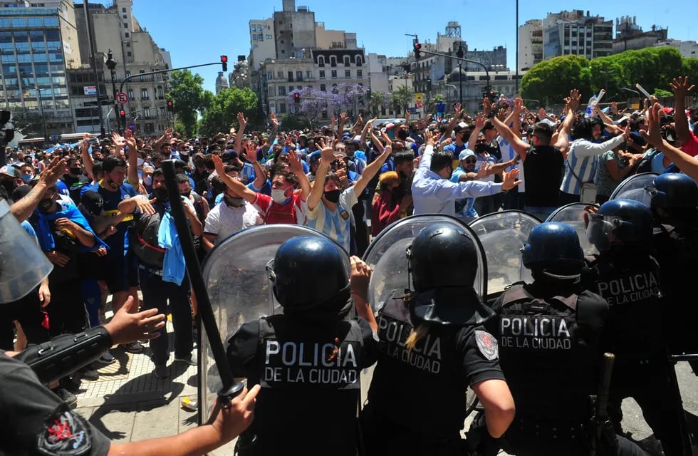 Último adiós a Diego Maradona
gente esperando ingresar a Casa Rosada para despedirse. La policía corta el ingreso en Av de Mayo y 9 de Julio.