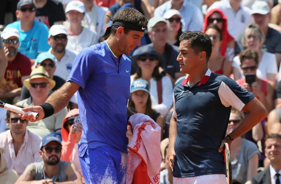 Argentina's Juan Martin del Potro, left, and Spain's Nicolas Almagro talk during their second round match of the French Open tennis tournament at the Roland Garros stadium, in Paris, France. Thursday, June 1, 2017. (AP Photo/David Vincent)