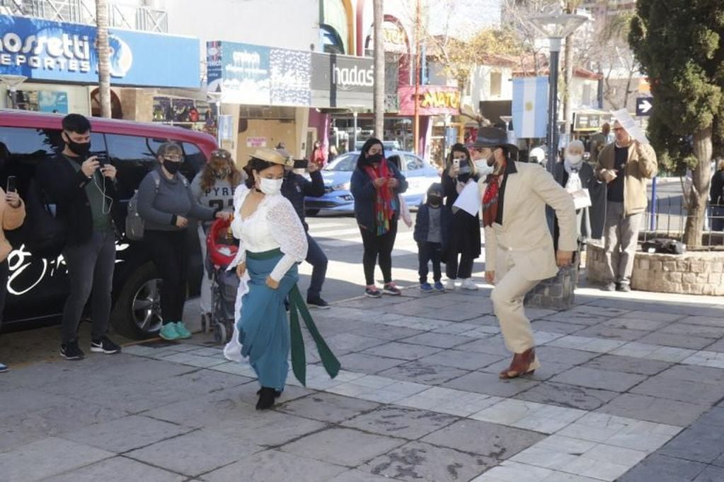 Paisanas y gauchos con barbijos y danzando en pleno centro de Carlos Paz. (Foto: prensa municipal).