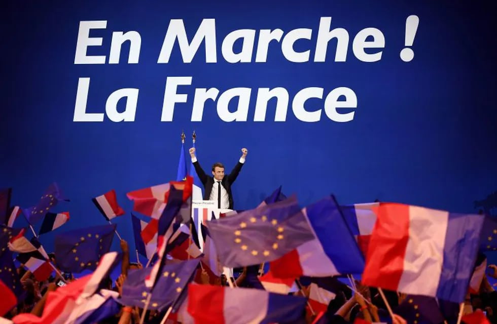 French presidential election candidate for the En Marche ! movement Emmanuel Macron waves at the audience during a meeting at the Parc des Expositions in Paris, on April 23, 2017, after the first round of the Presidential election.nCentrist Emmanuel Macron and far-right leader Marine Le Pen emerged as the projected winners of a nail-biting first round presidential vote in France. / AFP PHOTO / Eric FEFERBERG