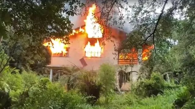 Bomberos sofocan un voraz incendio en una casa deshabitada en Eldorado