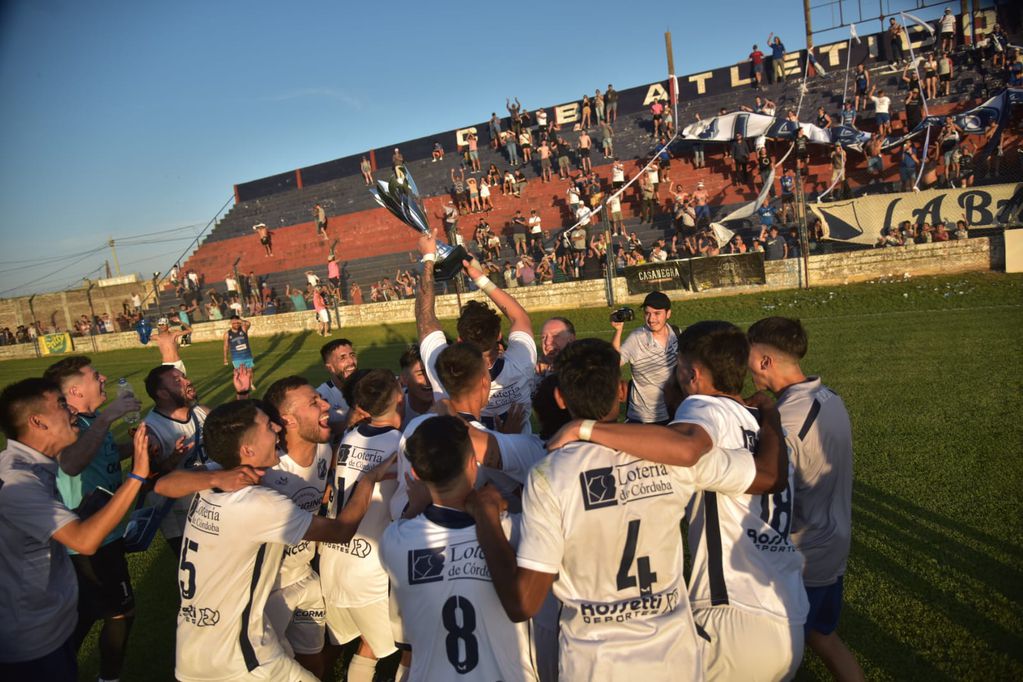 Juniors no falló en los penales y se coronó campeón de la Liga Cordobesa de Fútbol al vencer a Las Palmas. (Facundo Luque / La Voz)