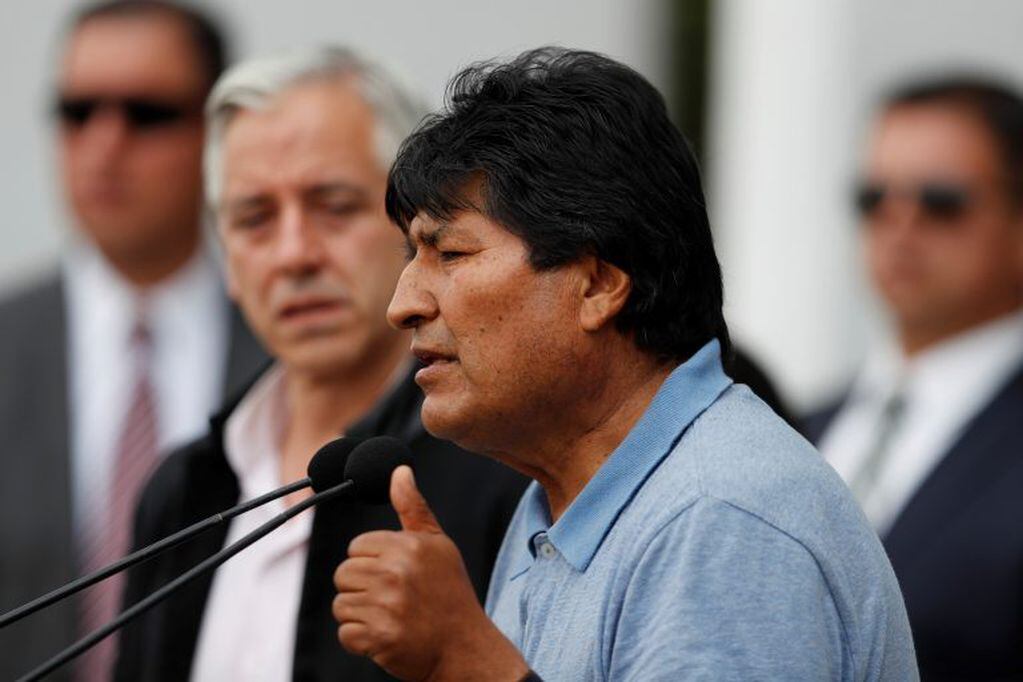 Evo Morales, desde el aeropuerto de Ciudad de México. (AP)