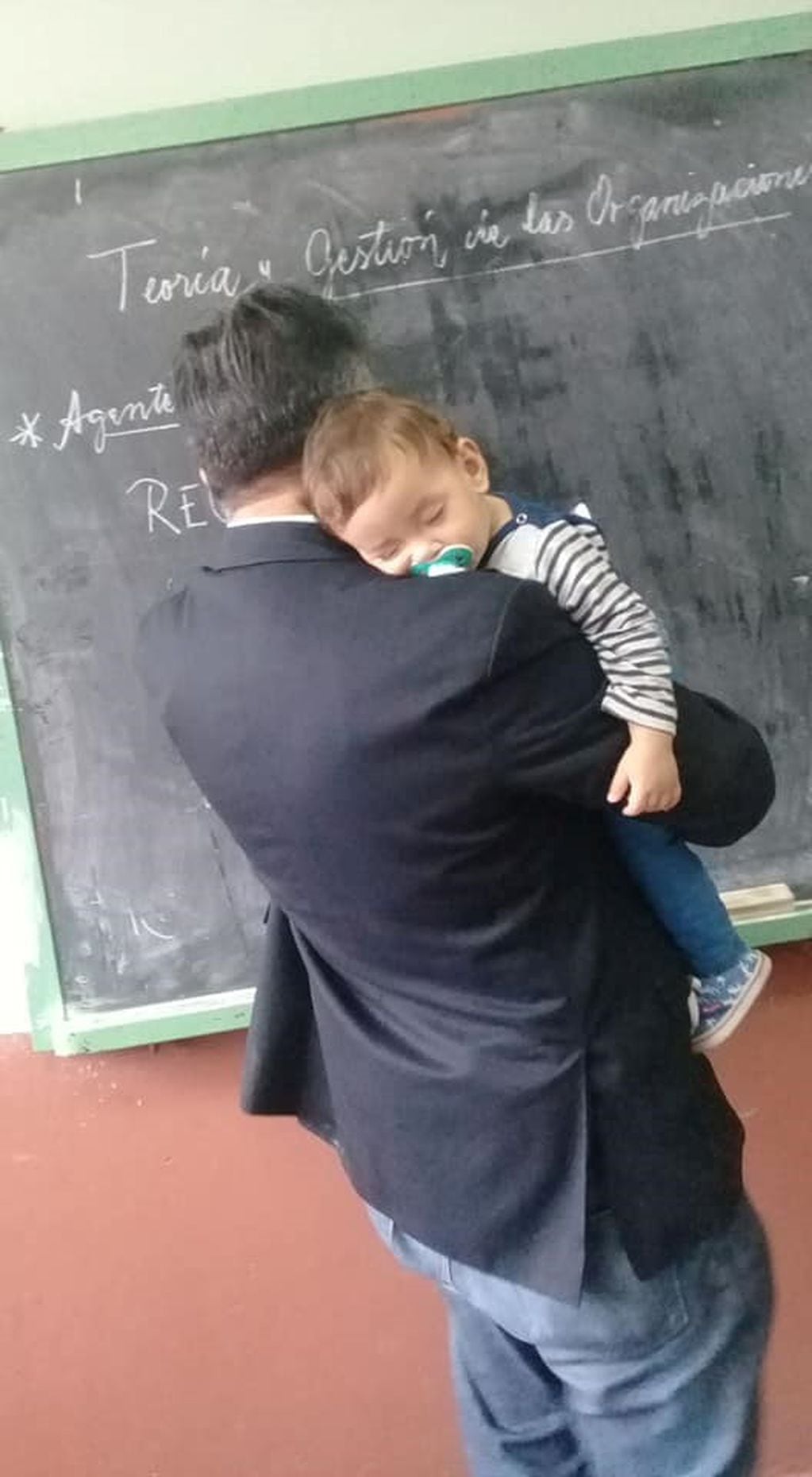 Concepción: un profesor dio clases con el bebé de una alumna en brazos. (Facebook Ariel Bahiano Figueroa)