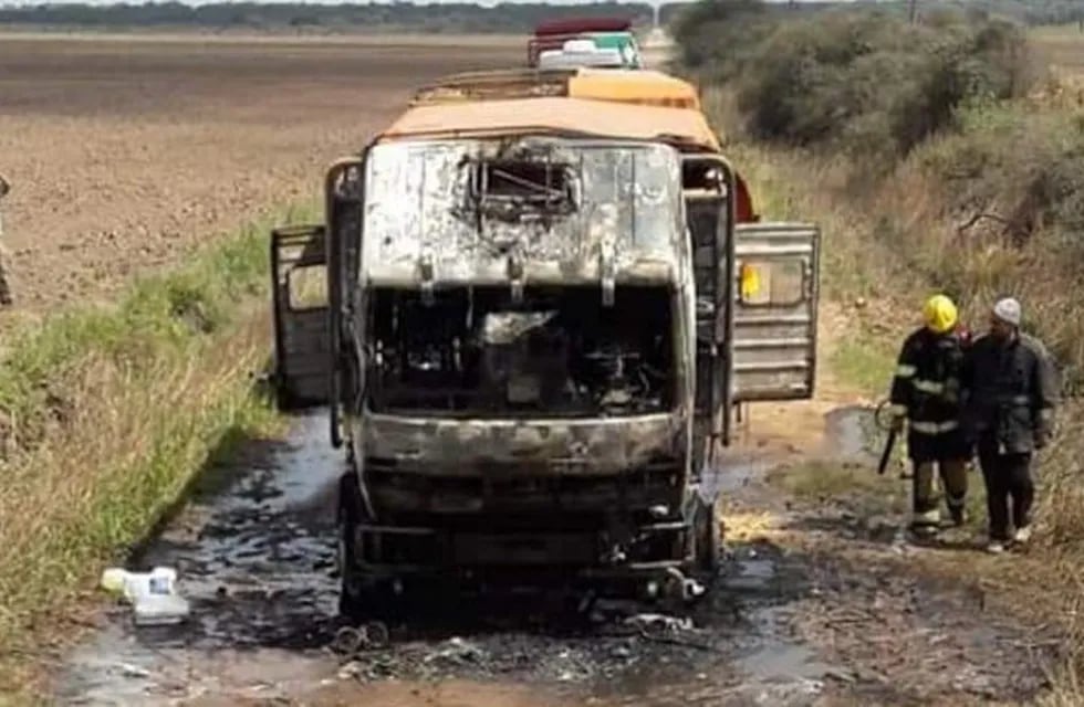 Se incendió por completo la cabina de un camión. (Data Chaco).