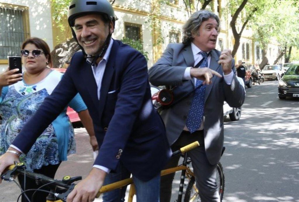 Vadillo se desplazó en bicicleta junto al diputado nacional José Luis Ramón, quien pretende ser gobernador.