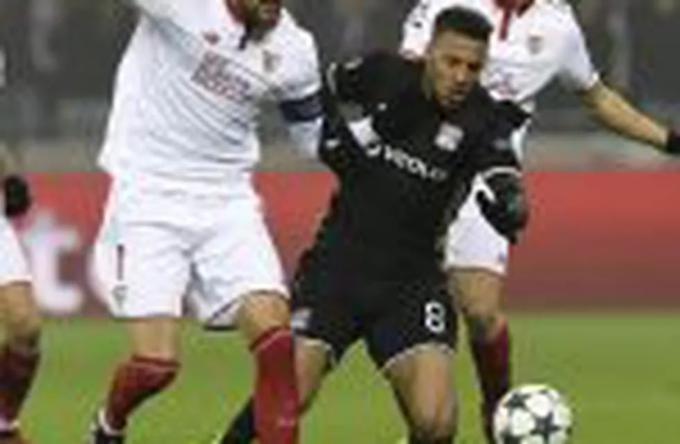 Lyon's French midfielder Corentin Tolisso (C) vies with Sevilla's midfielder Vicente Iborra (2ndL) and Sevilla's midfielder Pablo Sarabia (R) during the UEFA Champions League Group H football match between Olympique Lyonnais (OL) and FC Sevilla at the Par