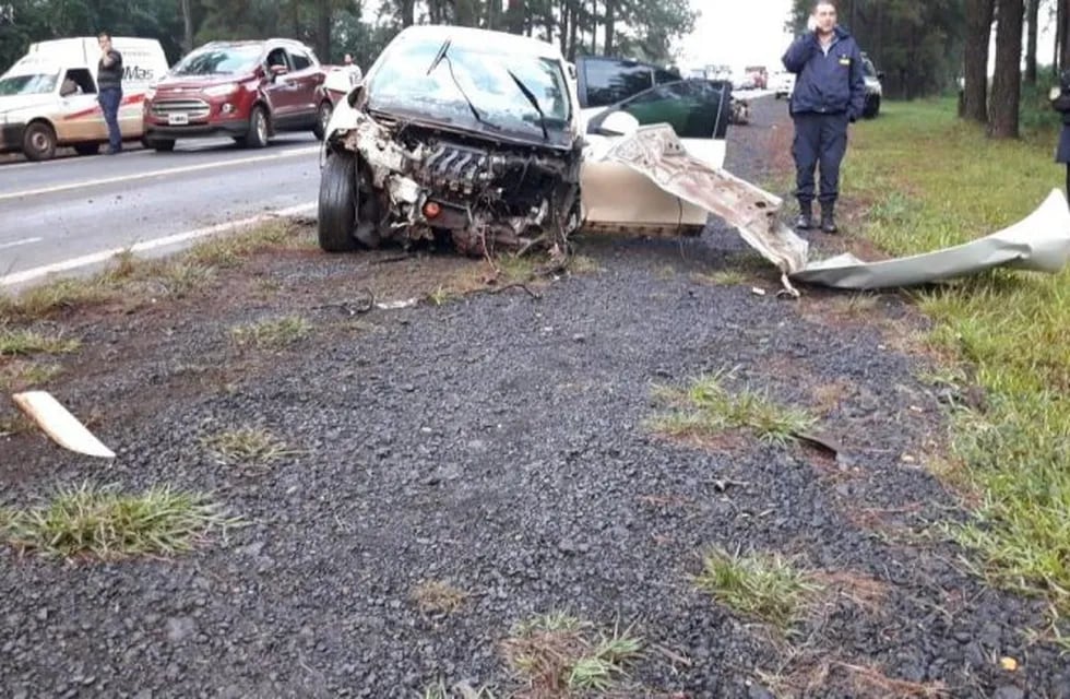 Un patrullero chocó de frente contra un camión en Santo Pipó