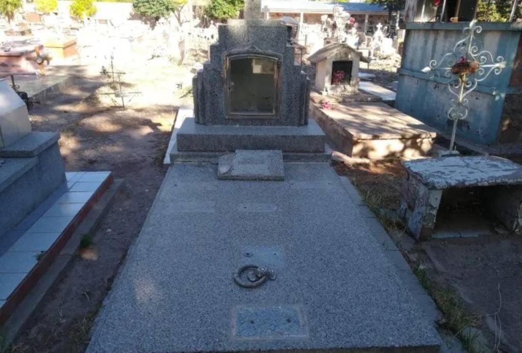 Ni cruz ni placa dejaron en la tumba de la familia Guajardo. 