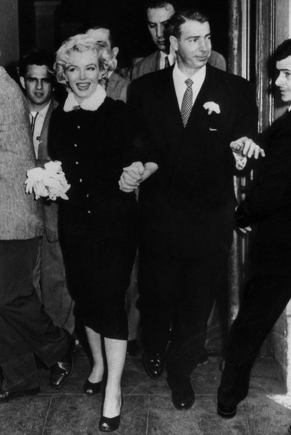 Marilyn Monroe luciendo un vestido inesperado en su boda con Joe DiMaggio en San Francisco, el 14 de enero de 1954.