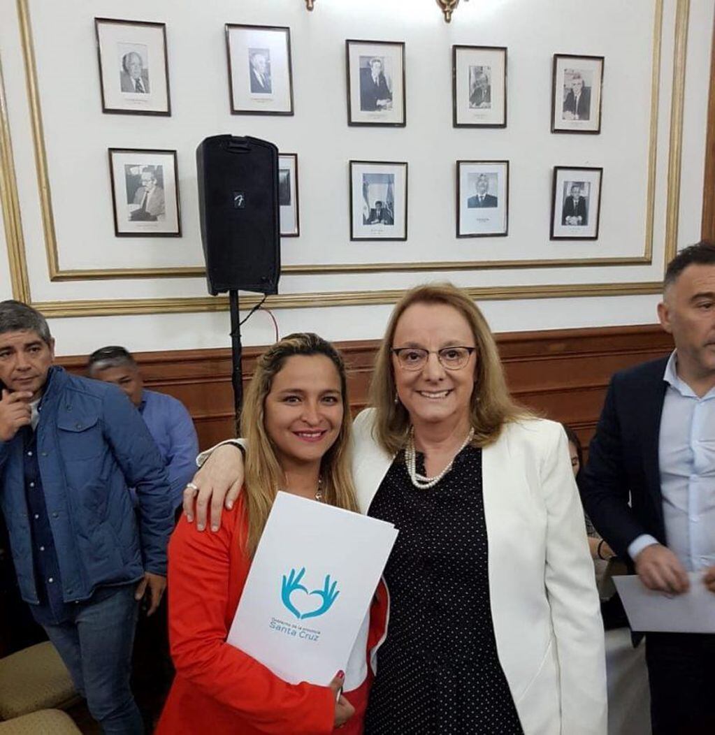 presidente de la comunidad de fomento, Mónica Sánchez con Gobernadora Alicia Kirchner