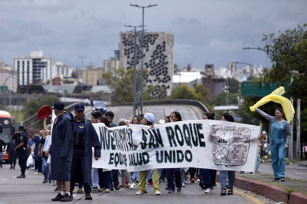 Protesta de médicos y de personal de salud en el Polo Sanitario. (Ramiro Pereyra / La Voz)