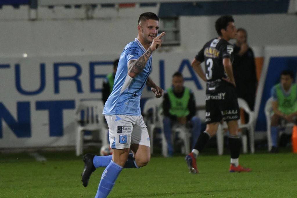 Pardo grita su gol, el del empate parcial para "el León" (Foto: Tomy Fragueiro / LaVoz).