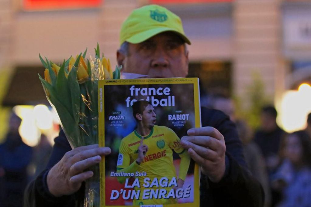 Un hombre muestra la portada de la revista France Football con la foto de Emiliano Sala. (EFE).