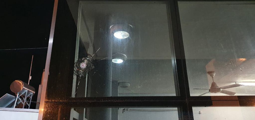Uno de los proyectiles perforó el vidrio de la fachada. (@joseljuarezjose)