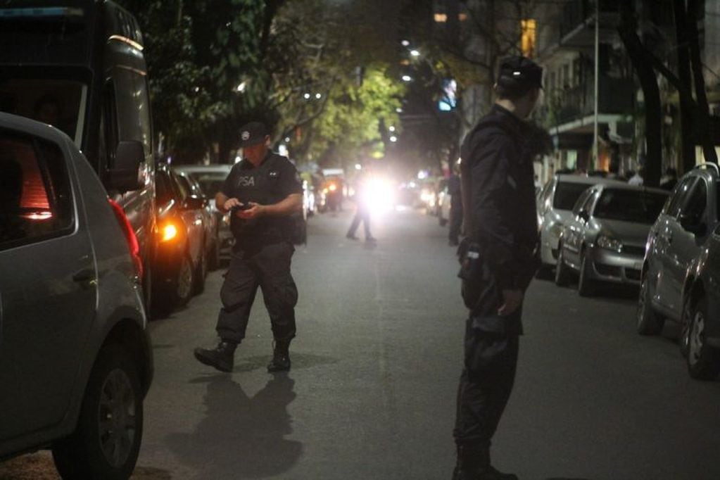 Diez oficiales de la Policía de la Ciudad fueron detenidos este martes por la noche durante un allanamiento en la Comisaría 33 del barrio de Belgrano. Foto: Mario Sayes.