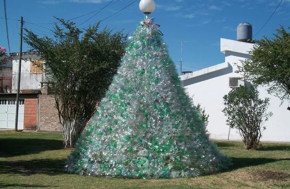 Vecinos de Crespo dan forma al tradicional árbol de botellas recicladas
