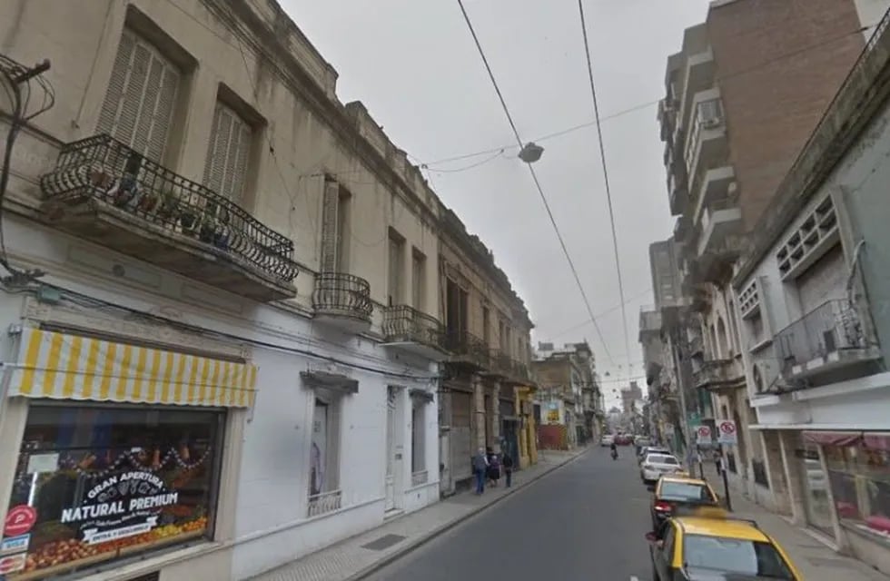 Los vecinos de San Juan al 800 reaccionaron alarmados por el humo. (Google Street View)