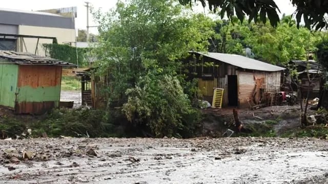 Defensa Civil de Posadas se encuentra asistiendo a barrios afectados por el temporal