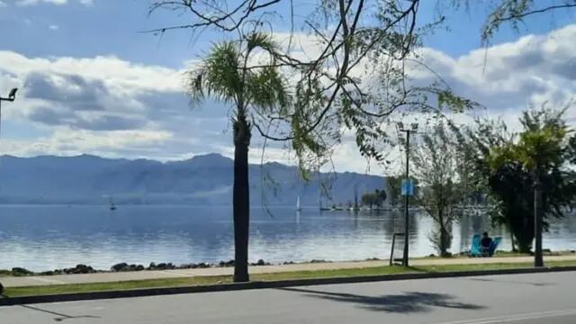 Costanera del lago San Roque. Carlos Paz.