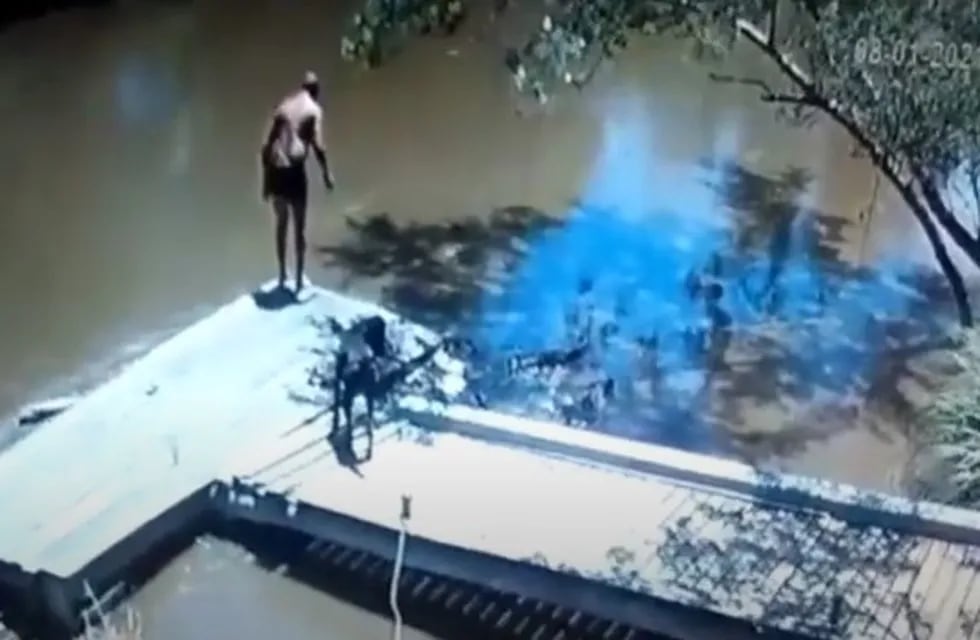 Buscan a un hombre que ingresó a nadar al arroyo de Claromecó y desapareció (captura de pantalla)