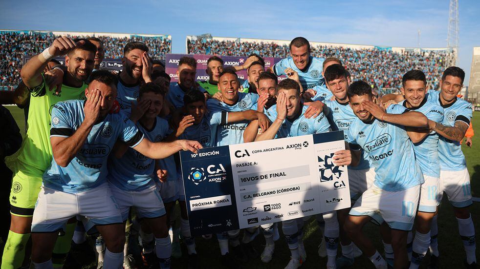 Todo el plantel de Belgrano festejó con su gente el pase de ronda en la Copa Argentina (Foto: Belgrano).