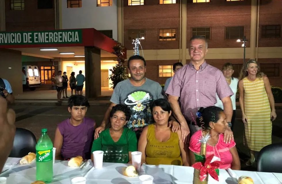 Oscar Herrera Ahuad y el vice Carlos Arce en el Hospital Madariaga con familiares de los enfermos. (Gobierno de Misiones)