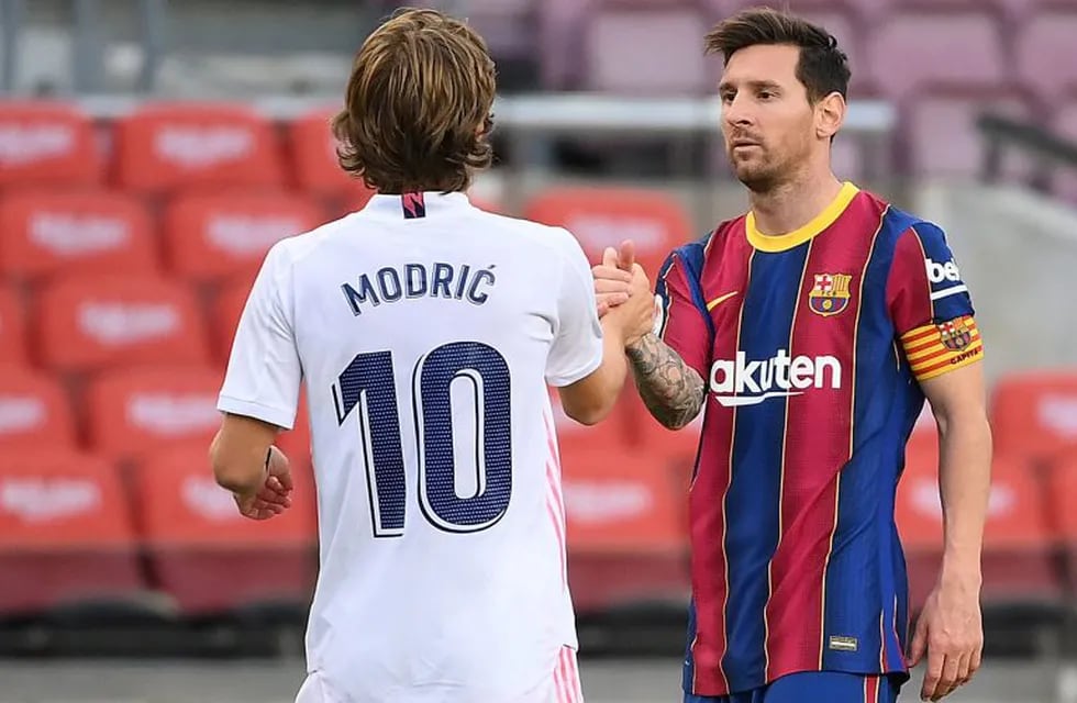 Messi felicita a Modric (LLUIS GENE / AFP)