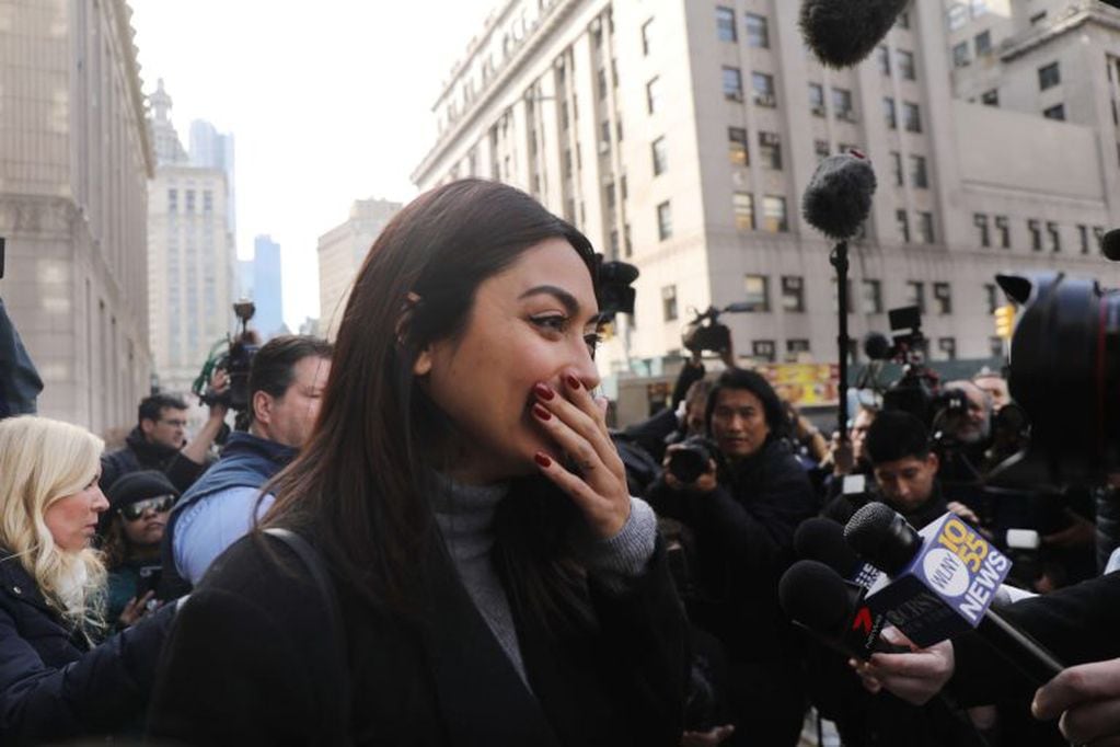 La reacción al escuchar la sentencia de otra de las denunciantes, Ambra Battilana Gutierrez, la modelo italiana que denuncio a Weinstein a la Policía de Nueva York por ser agredida en 2015. (Foto: Spencer Platt/Getty Images/AFP)