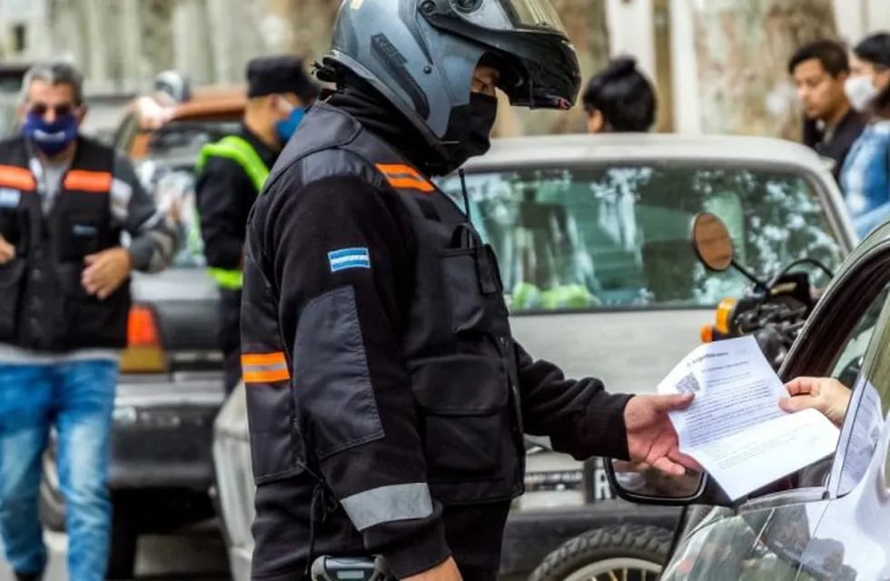 Los inspectores venían priorizando la verificación de los permisos para circular durante la cuarentena. (@dgtrosario)