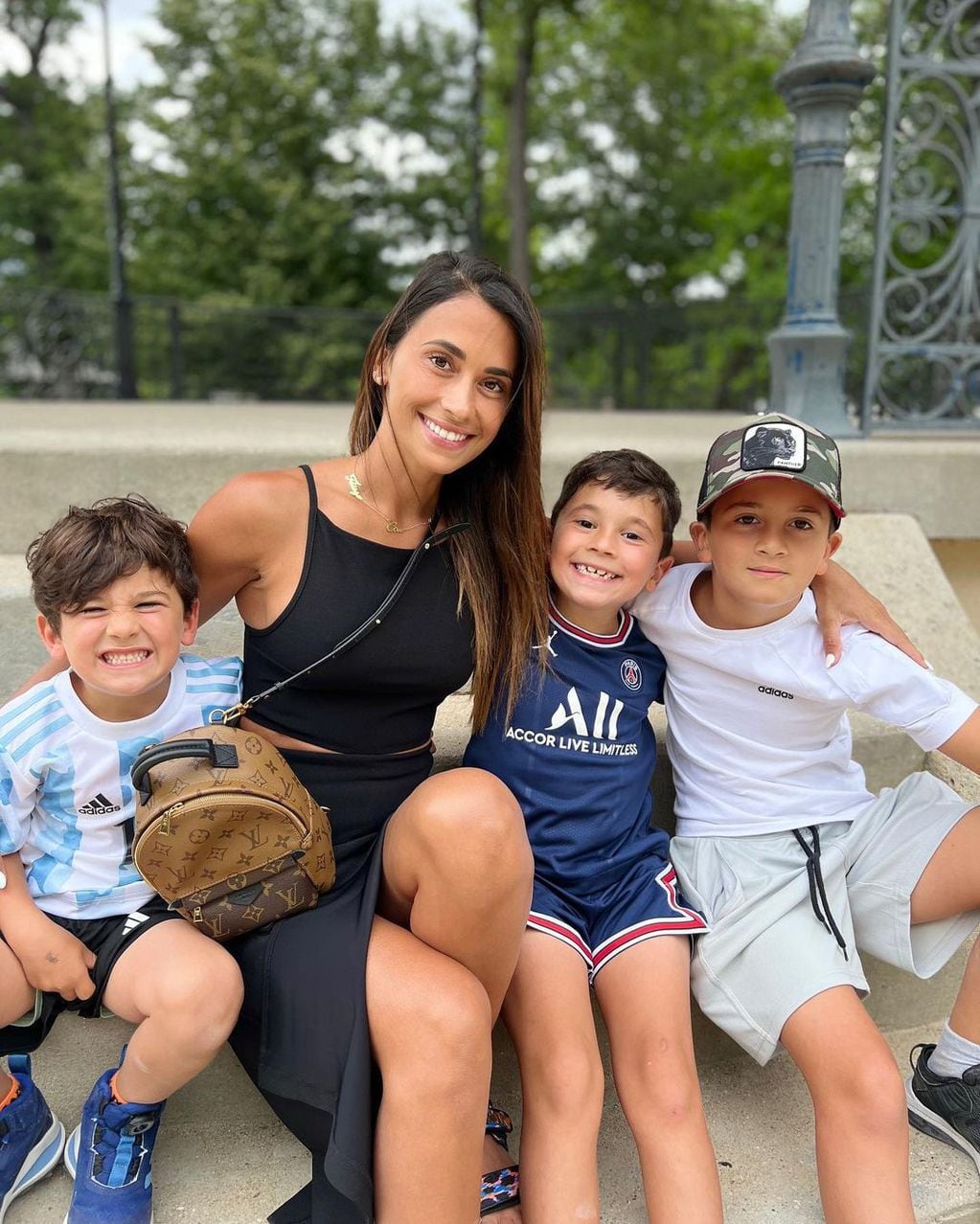 Antonela Roccuzzo junto a sus tres hijos: Thiago, Mateo y Ciro.