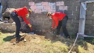 Bomberos trabajan en una vivienda de Berrotarán en busca de rastros del hombre desaparecido. (MPF)