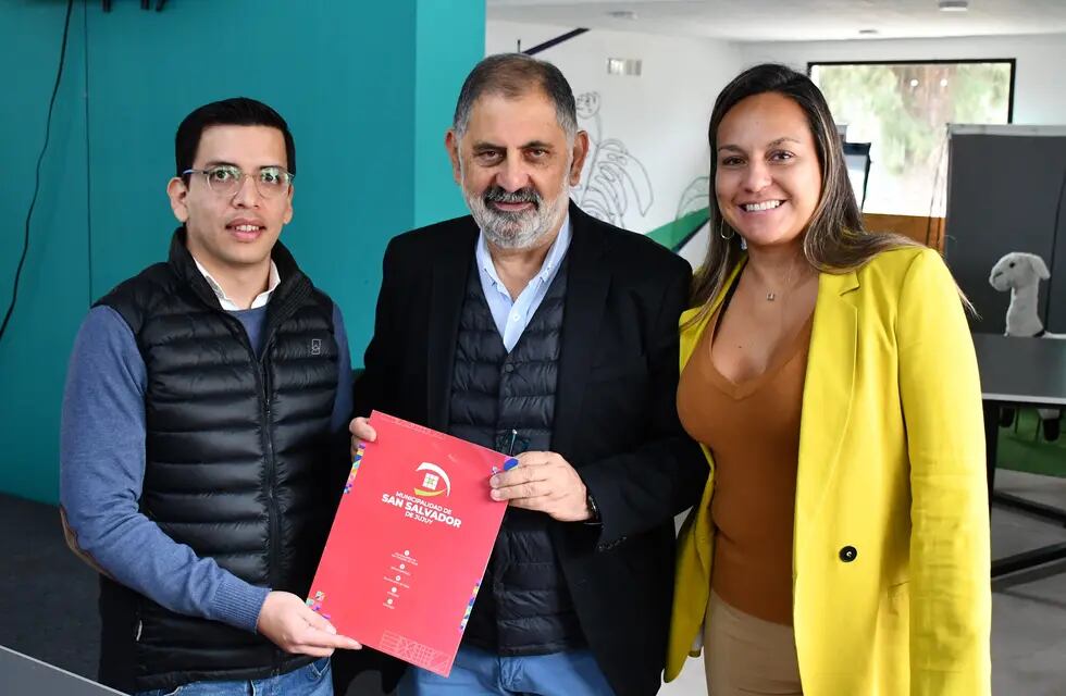 El intendente Raúl Jorge entregó al CEO de uSound, Ezequiel Escobar, un ejemplar del convenio de colaboración firmado con el Club de Emprendedores. Con ellos, Jimena Jurado, directora de la institución.