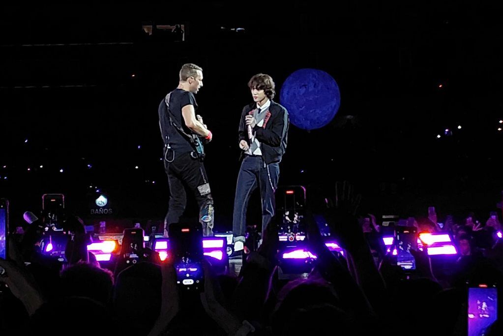 Chris Martin y Jin en el estadio de River, cantando "The Astronaut", el estreno solista del miembro de BTS. (Gentileza Clarín/Martín Bonetto).