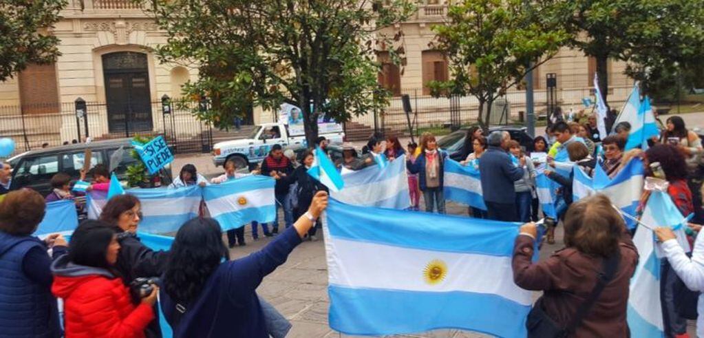 Una mayoría de mujeres se observó entre la concurrencia que dio cita en la plaza Belgrano esta tarde.