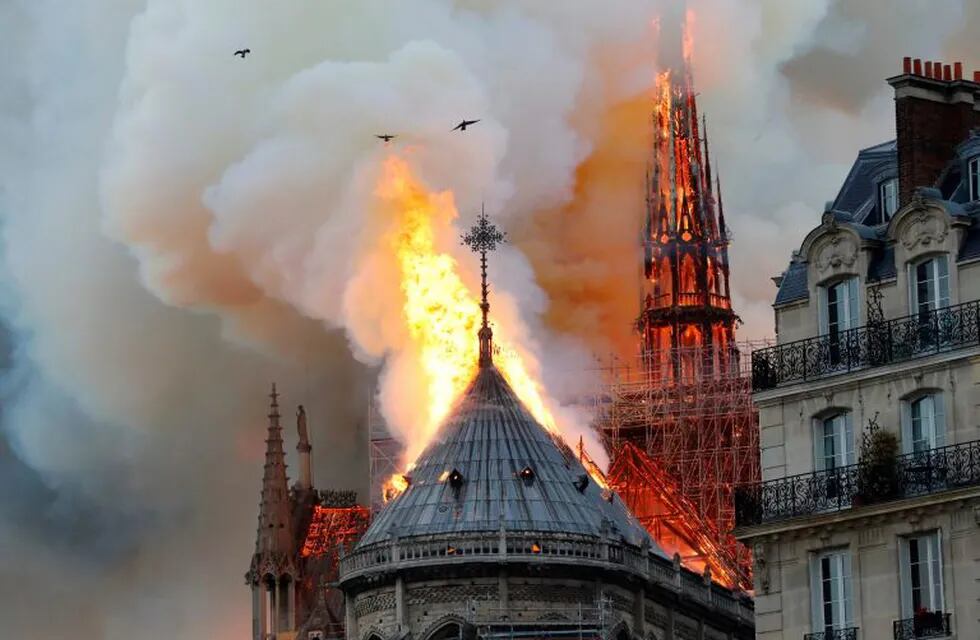 TOPSHOT - Smoke and flames rise during a fire at the landmark Notre-Dame Cathedral in central Paris on April 15, 2019, potentially involving renovation works being carried out at the site, the fire service said. (Photo by FRANCOIS GUILLOT / AFP)