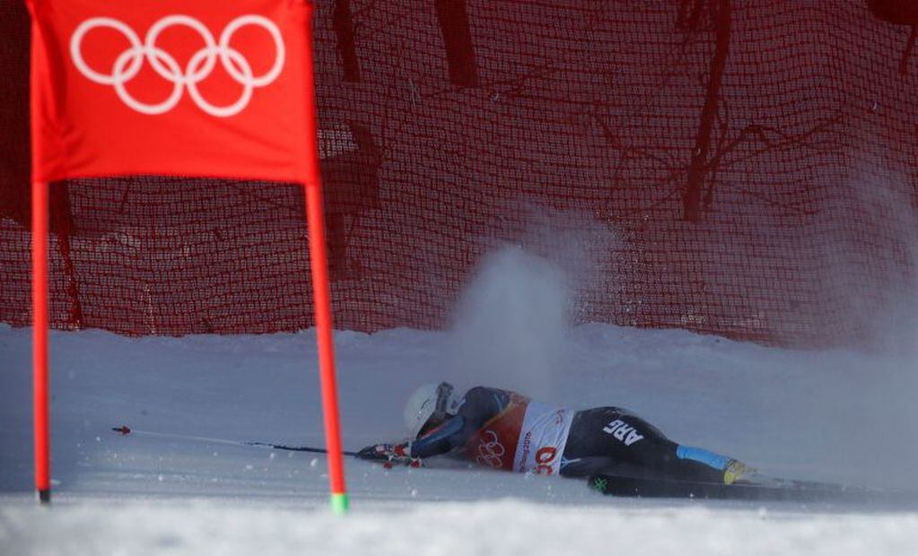 Alpine Skiing - Pyeongchang 2018 Winter Olympics - Men's Giant Slalom - Yongpyong Alpine Centre - Pyeongchang, South Korea - February 18, 2018 - Sebastiano Gastaldi of Argentina falls. REUTERS/Stefano Rellandini