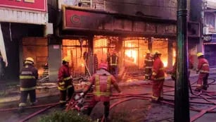 Las impactantes imágenes del incendio en el Mercado de pulgas de Salta.