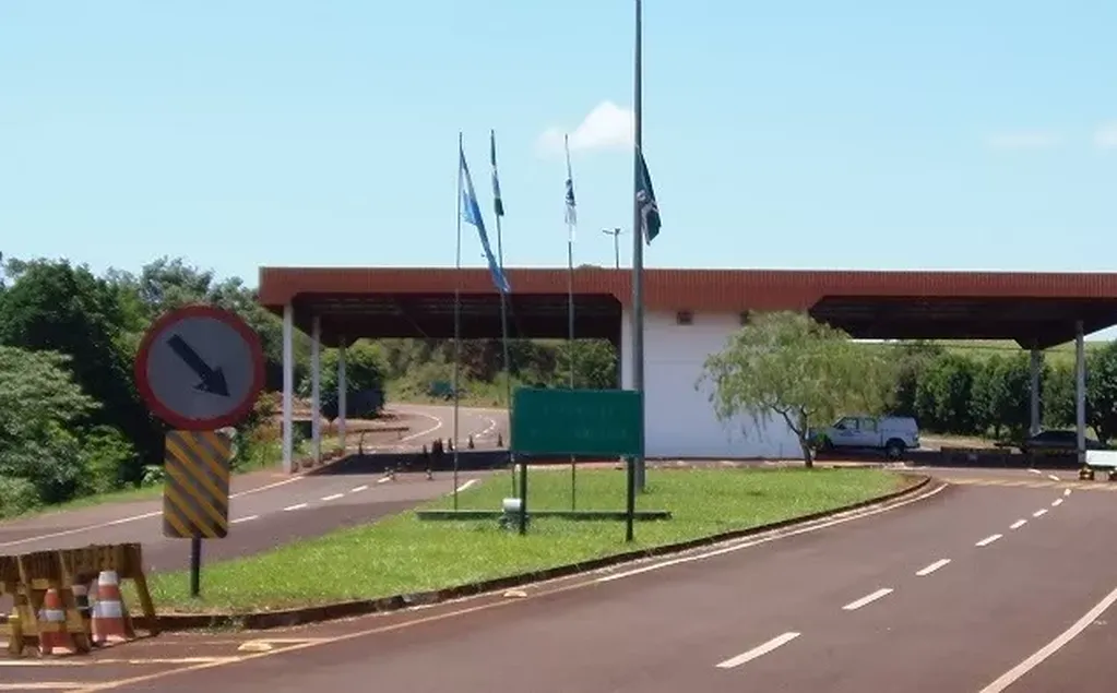 Puente internacional que une Comandante Andresito con Capanema, visto desde el lado del Brasil.