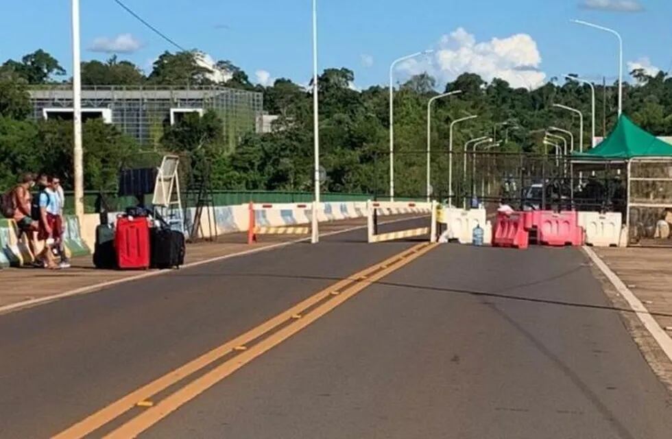 Los 17 turistas permanecen en el puente mientras se negocia una solución.