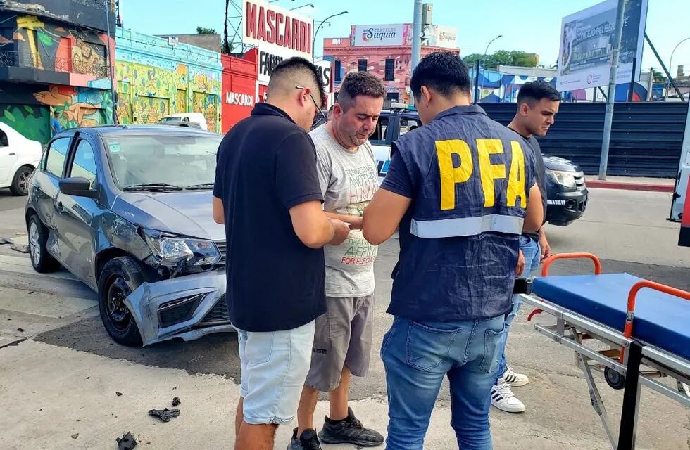 Un auto chocó un Policía Federal en Córdoba.