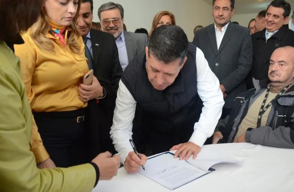 Firma de documento adhiriendo a la formula Fernández-Fernández