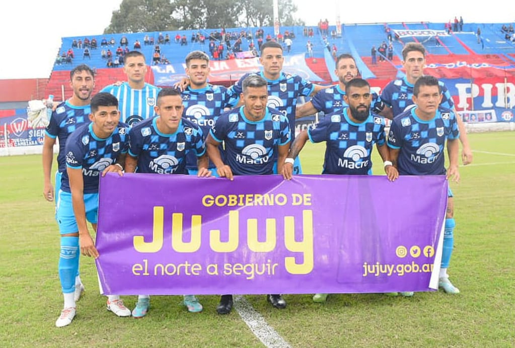La formación inicial de Gimnasia de Jujuy que estuvo cerca de vencer en Santiago del Estero, pero terminó sufriendo para salvar un empate.