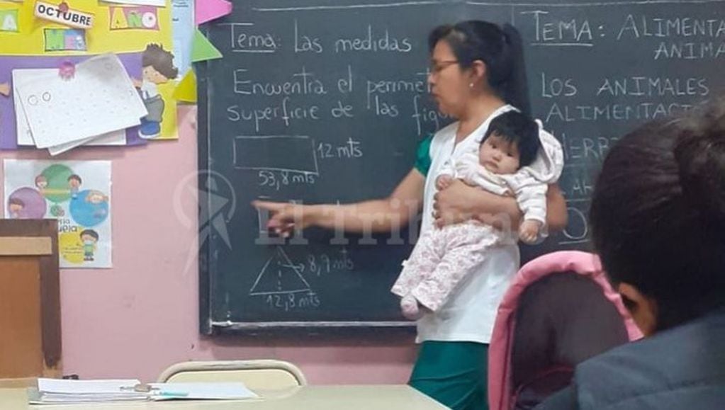 Elizabeth Zerpa dio clases con la bebé de una de sus alumnas en brazos.